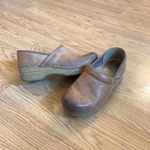 Used honey distressed Danskos